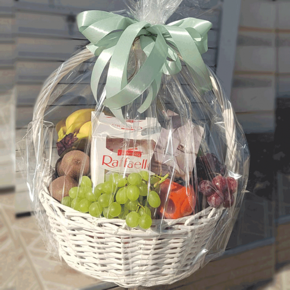 Корзина с фруктами 6 кг. и  Raffaello в Черноморском