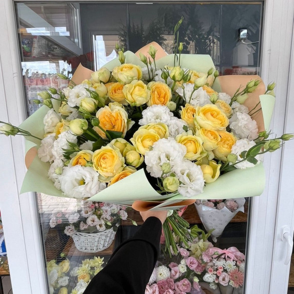 Букет из кустовых роз и эустом «Солнечное утро»  в Черноморском