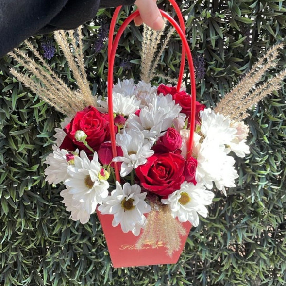 Композиция в коробке «Волшебный сад»  в Черноморском