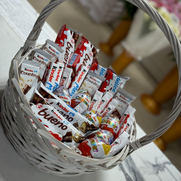 Корзина из сладостей Киндер в Черноморском