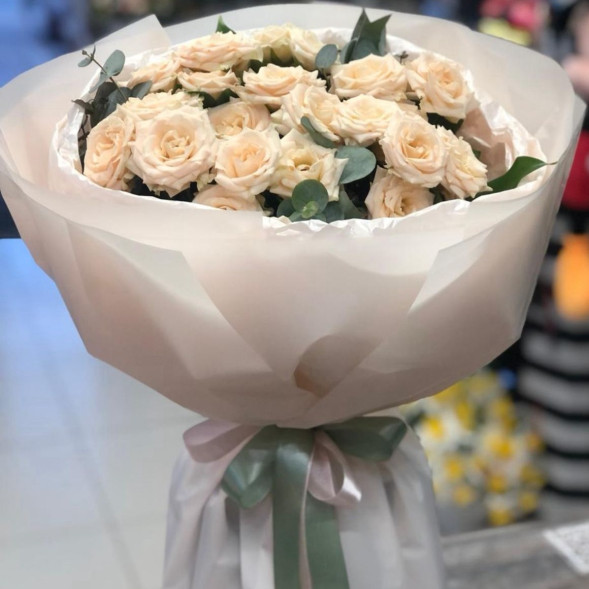 7 кремовых кустовых роз с эвкалиптом в Черноморском