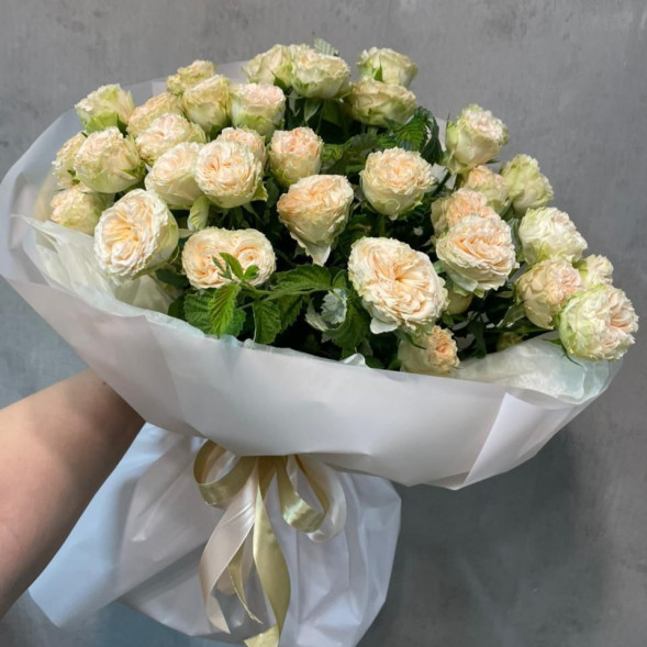 9 кустовых роз в упаковке в Черноморском