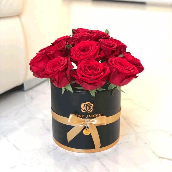 15 красных роз в шляпной коробке в Черноморском