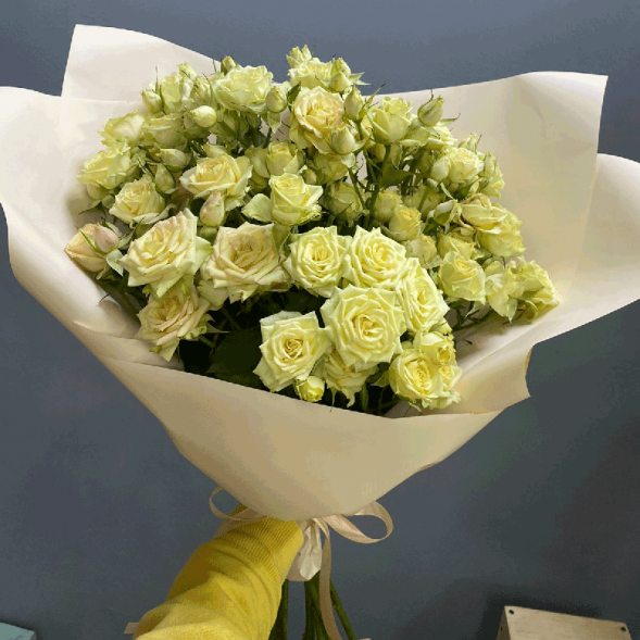 7 кремовых кустовых роз в Черноморском