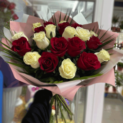 21 красная и белая роза микс