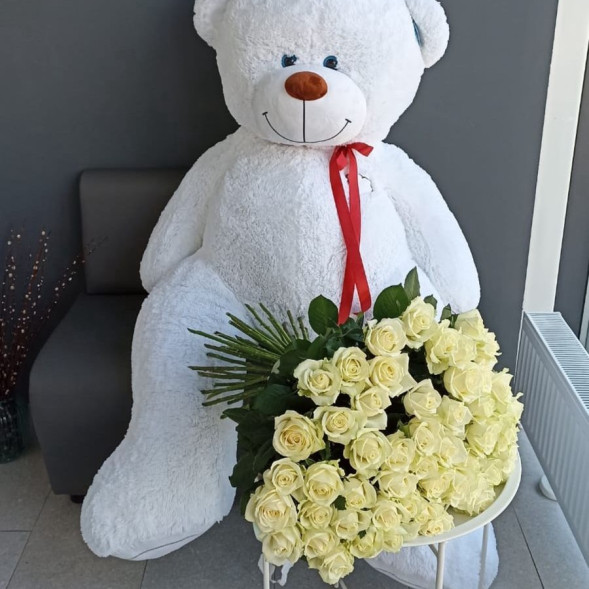 101 белая роза с плюшевым мишкой  в Черноморском