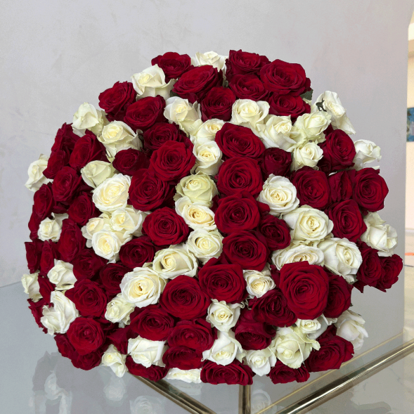 101 красная и белая роза микс в Черноморском
