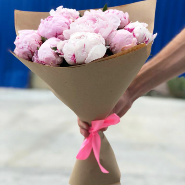 Букет 9 нежных пионов в крафте в Черноморском