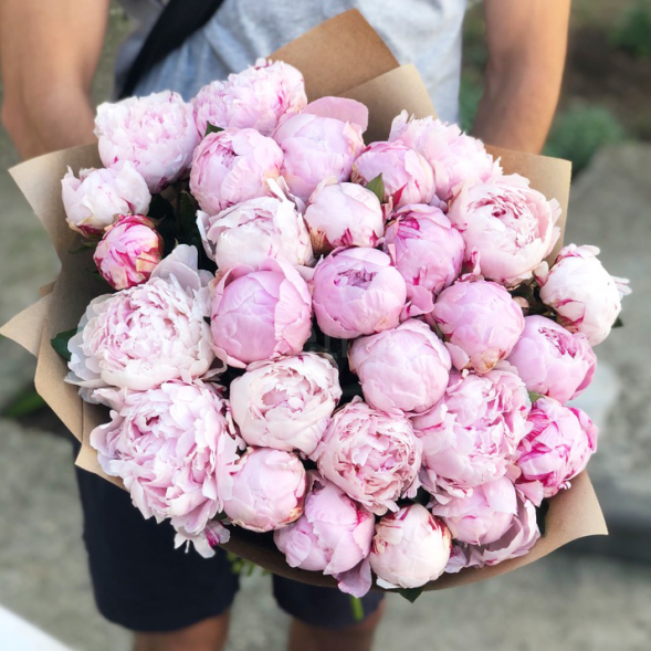 Букет 29 нежных пионов в крафте в Черноморском