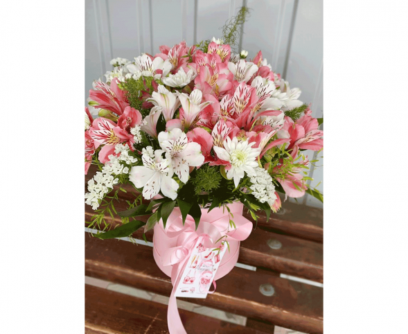 Нежный микс альстромерий в шляпной коробке в Черноморском