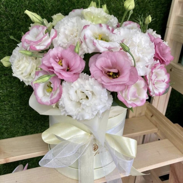 Коробочка с эустомами в Черноморском