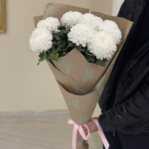Букет 7 белых одноголовых хризантем в крафте в Черноморском