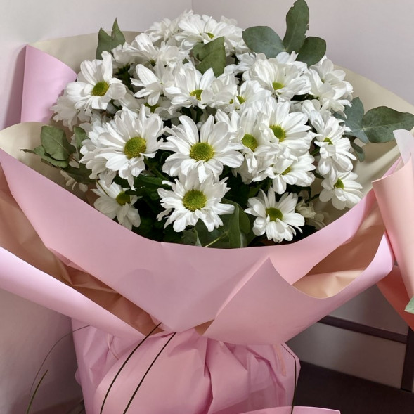 Букет  из 7 белых кустовых хризантем в упаковке в Черноморском