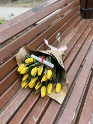 15 жёлтых тюльпанов