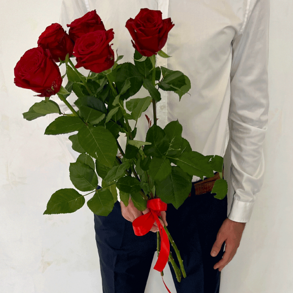 5 красных роз в Черноморском