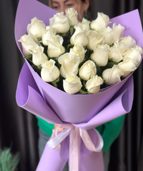 25 белых роз в упаковке Эквадор в Черноморском