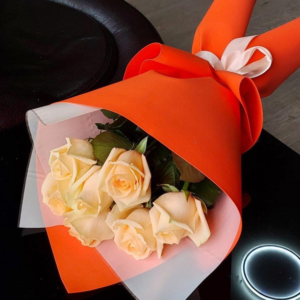 Букет 7 кремовых роз в упаковке в Черноморском