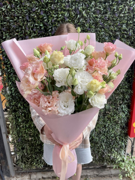 Букет 7 белых и нежно-розовых эустом в Черноморском