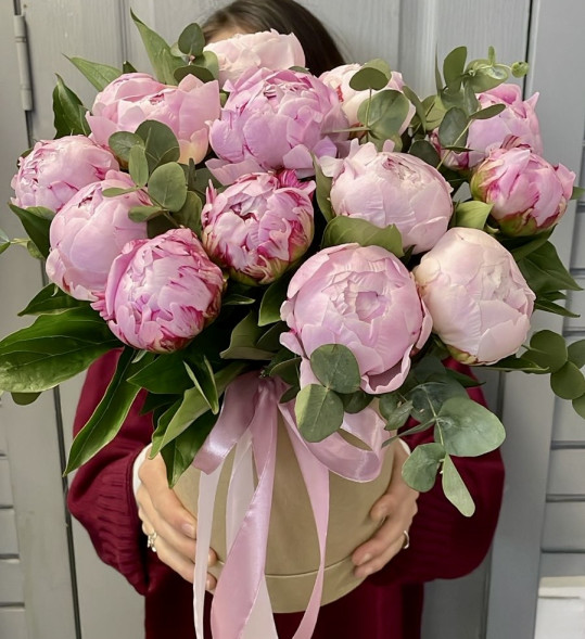 Пионы 13 шт. в шляпной коробке в Черноморском