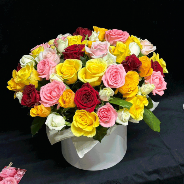 51 роза микс в шляпной коробке в Черноморском