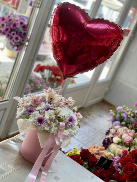 Цветы в коробке и шарик в форме сердца в Черноморском