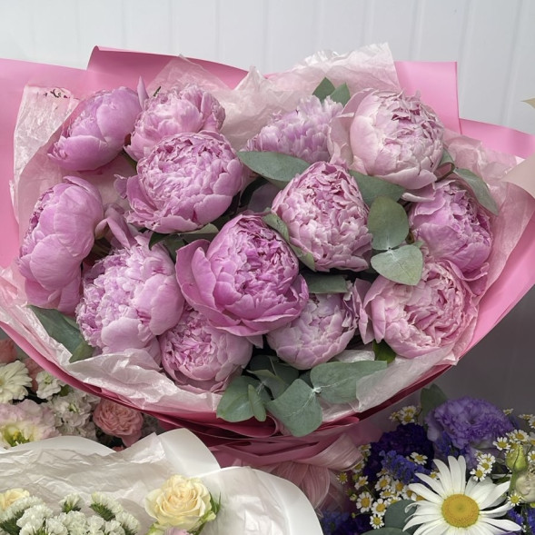 Букет 13 нежных пионов в упаковке в Черноморском