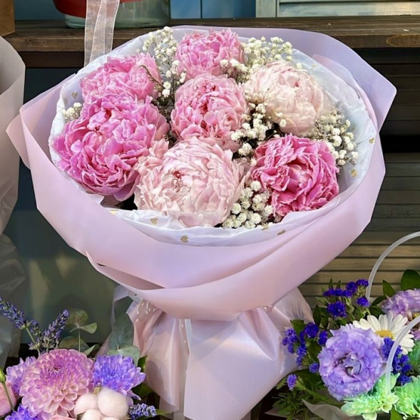 Букет 7 нежных пионов с гипсофилой в Черноморском