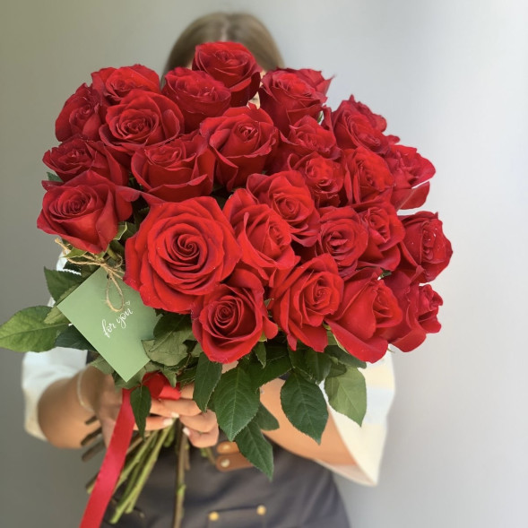 27 красных импортных роз, лента в Черноморском