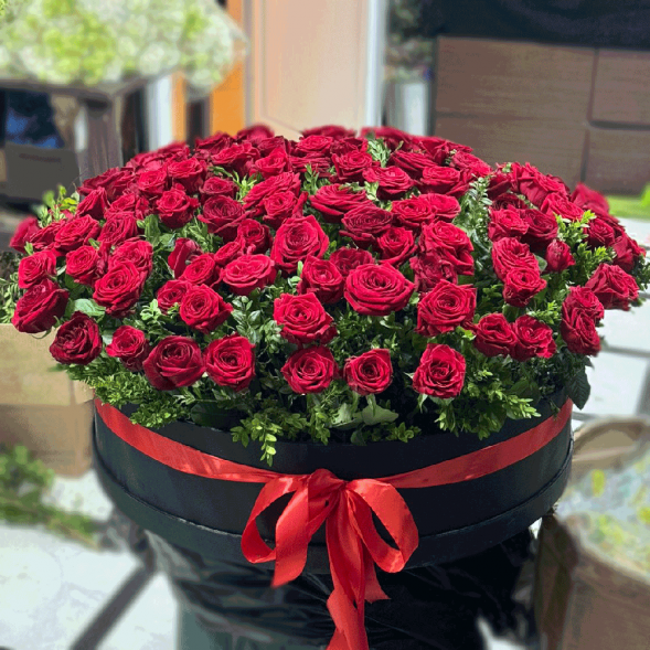 101 красная роза в шляпной коробке в Черноморском