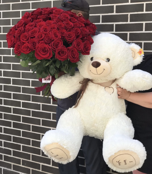 Подарочный набор из 51 красной розы и большого плюшевого мишки в Черноморском