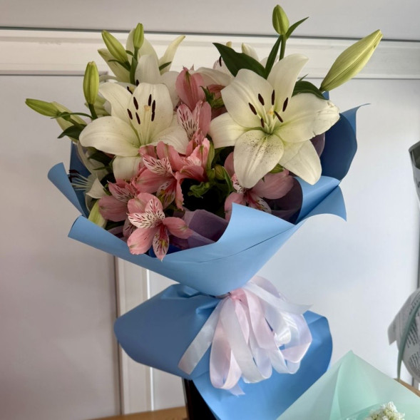 Букет из лилий и альстомерий в Черноморском