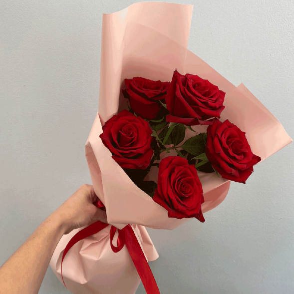 Стильный букет 5 красных роз в Черноморском