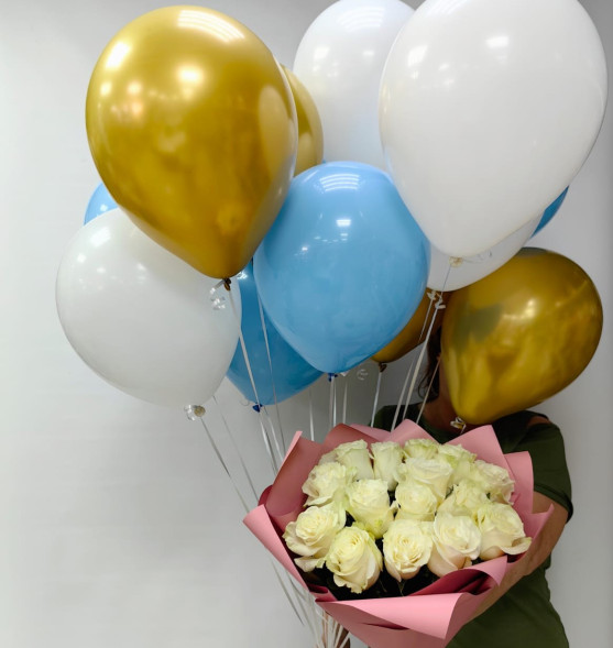 Букет 15 белых роз и 15 гелиевых шаров в Черноморском