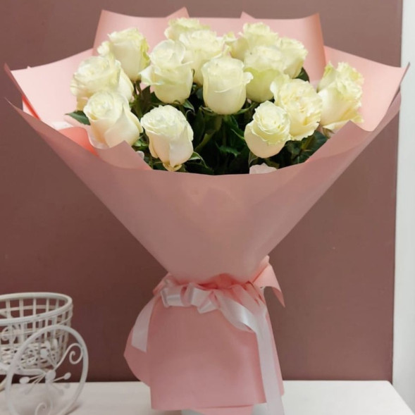 Букет 15 белых голландских роз в упаковке в Черноморском