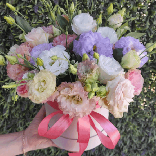 Нежный микс эустом в шляпной коробке в Черноморском